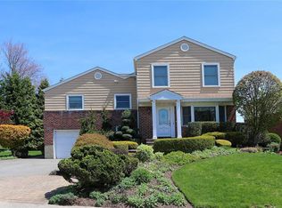 43 Forest Dr, Plainview, NY 11803