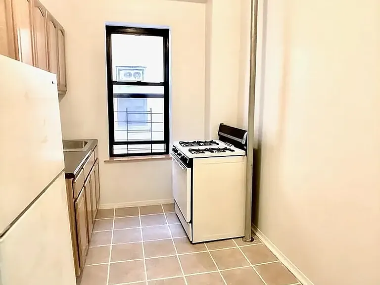 560 Isham St #3J — Photo 3
