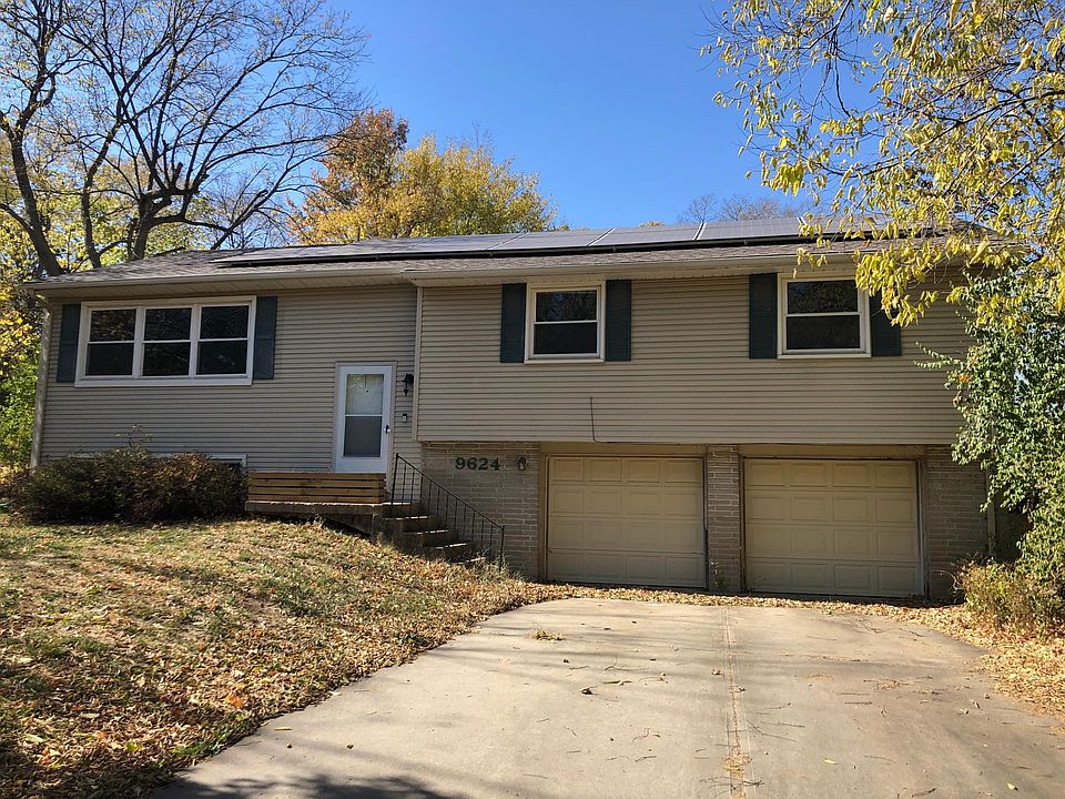 Front of house with 2 car garage entrance and private driveway