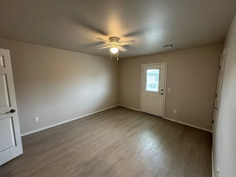 502 Parkhill Cir — Photo 9