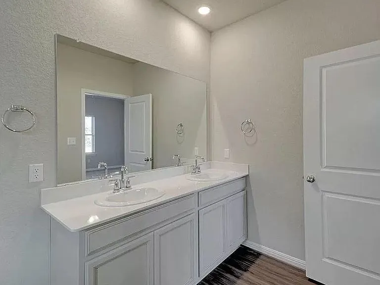 1605 Torre St — Photo 13