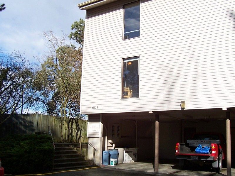 Side entrance to Executive Manor Building B