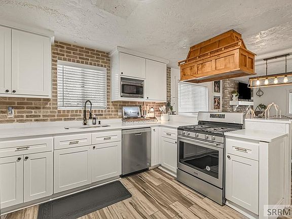 5th image of 218 S Teton Ave