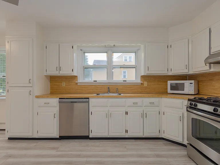 30 Cassilis Ave — Photo 7