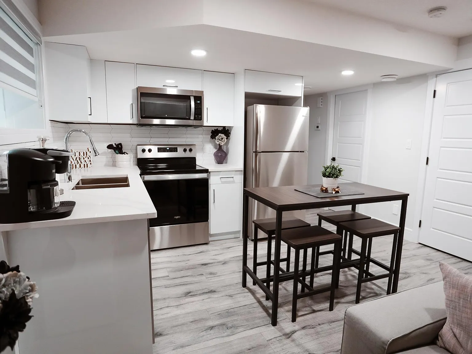 2 bed, 1.0 bath, 864 sqft, $1,700 — Photo 2