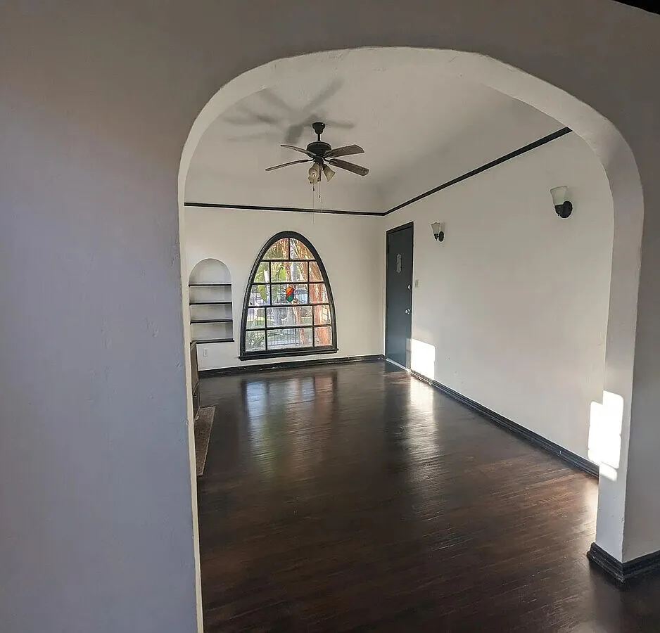 2 bed, 900 sqft, $2,700 — Photo 2