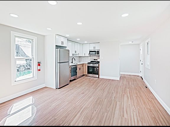 4th image of 13 Broad St
