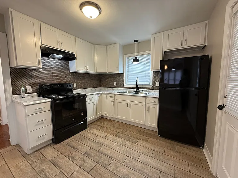 426 N Elm St NW — Photo 5