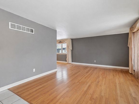 3rd image of 16942 89th Ave