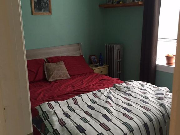 1st Bedroom w/ queen-sized bed