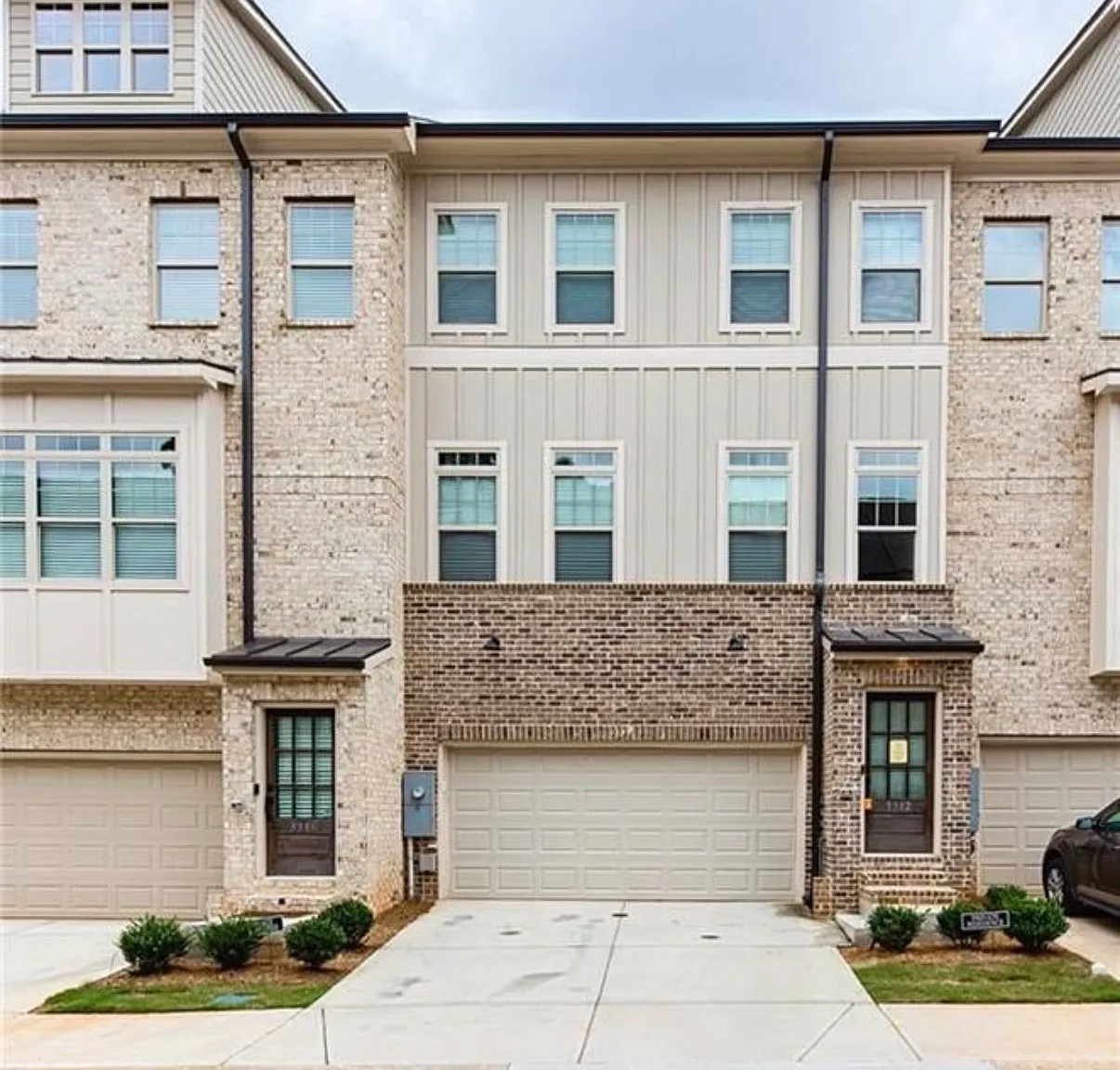 4 bed, 3.5 bath, 4860 sqft, $3,000 — Photo 1