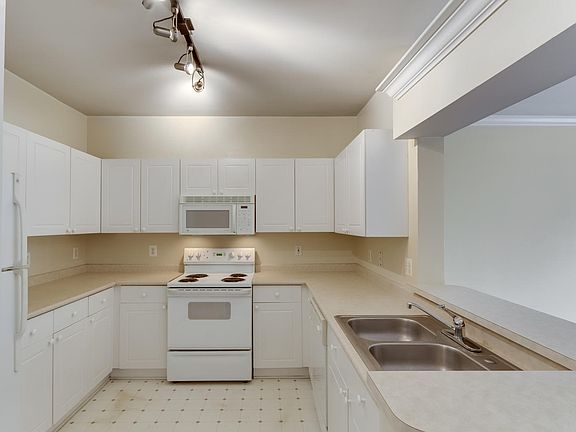 3rd image of 4561 Strutfield La