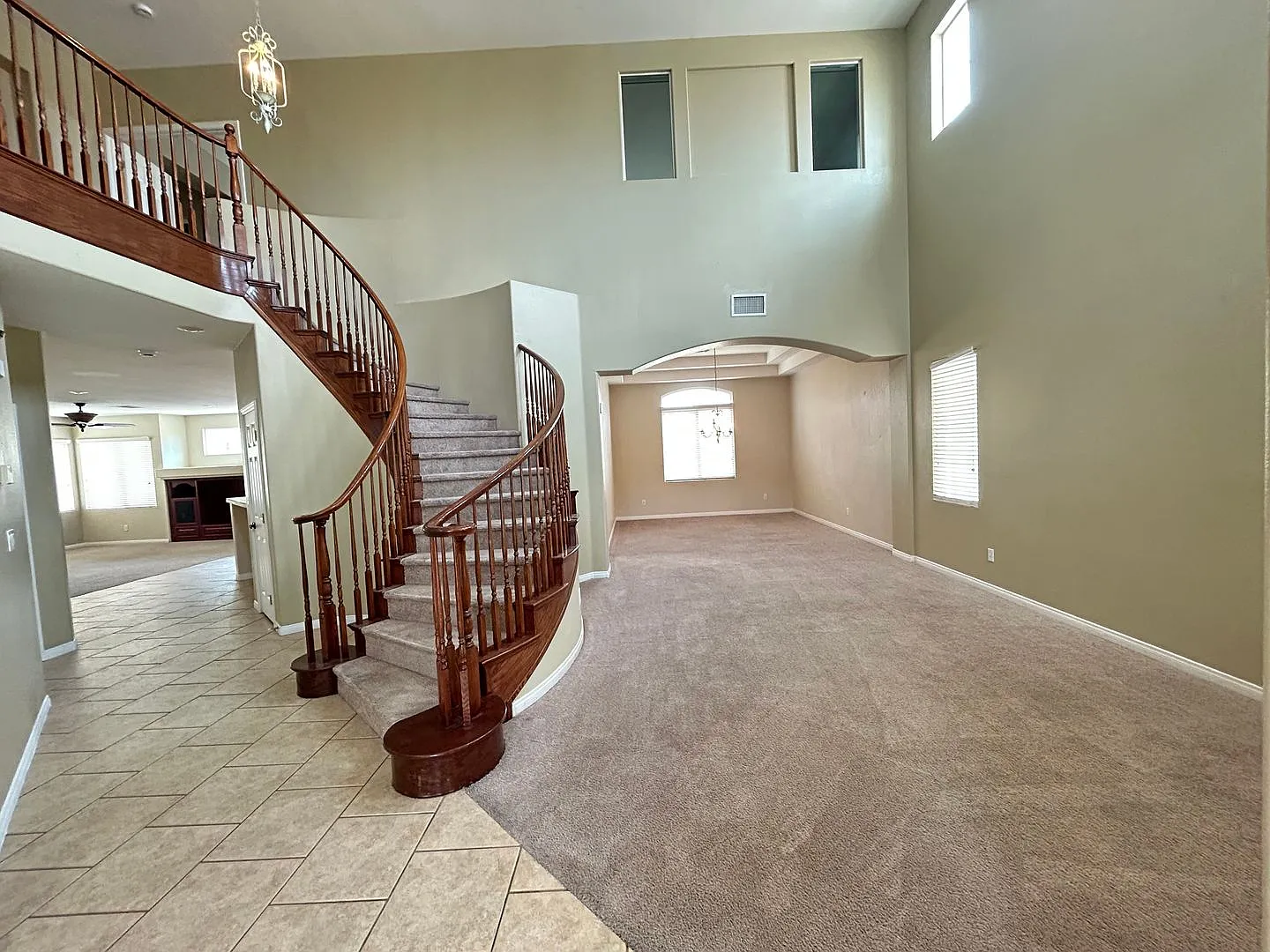 Gated Home 4-Bedrooms 4-Bathrooms — Photo 2