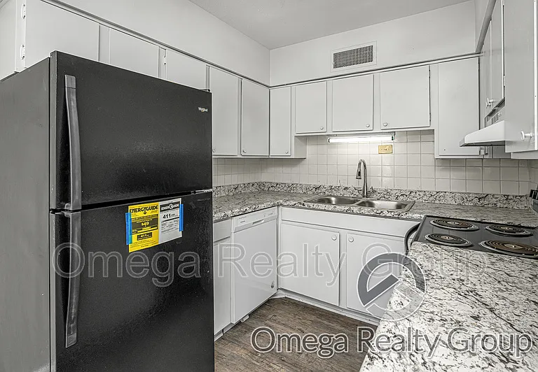 South Court Apartments — Photo 16