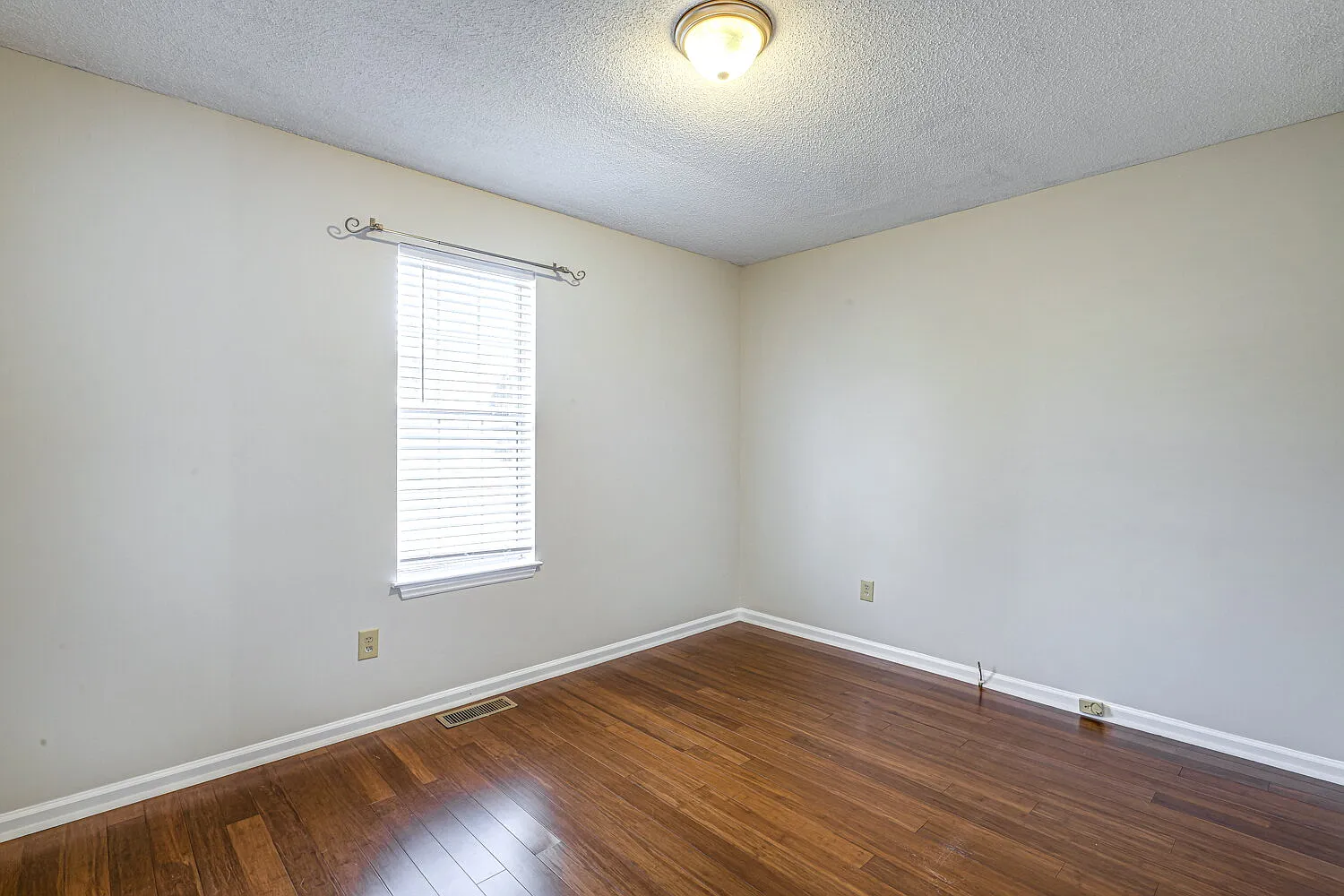 3 bed, 2.0 bath, 1330 sqft, $1,750 — Photo 4