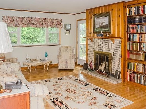 2nd image of 822 Lake Shore Dr W
