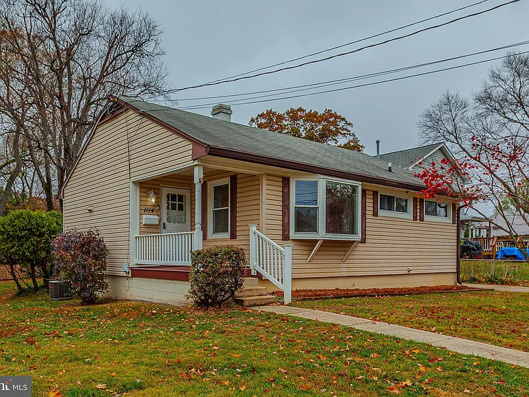 1114 Highwood Rd — Photo 2