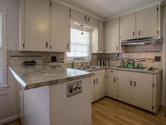 4th image of 9002 W 93rd St