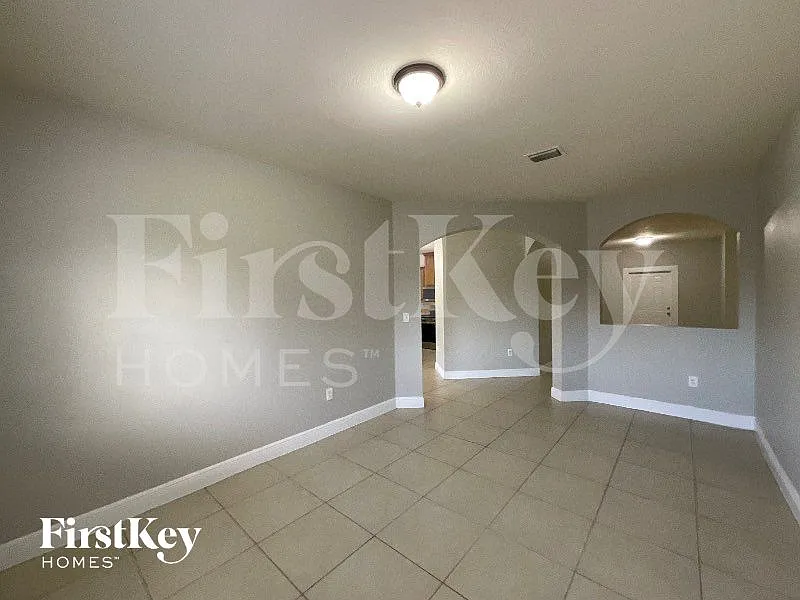4 bed, 2.0 bath, 2251 sqft, $3,560 — Photo 4