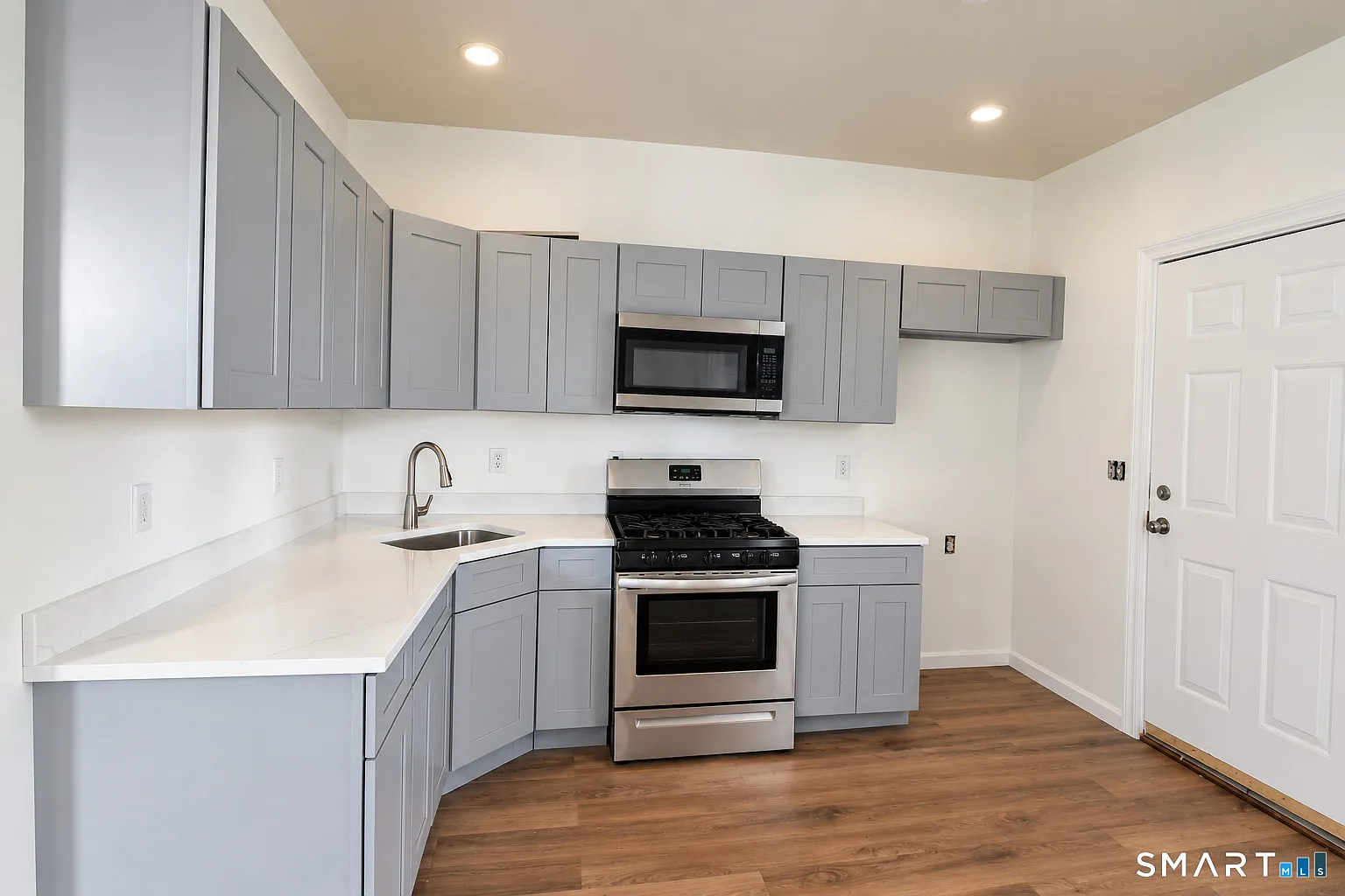 3 bed, 2.0 bath, 1510 sqft, $2,400 — Photo 3