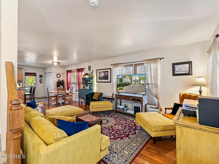 105 Wayside Dr — Photo 8