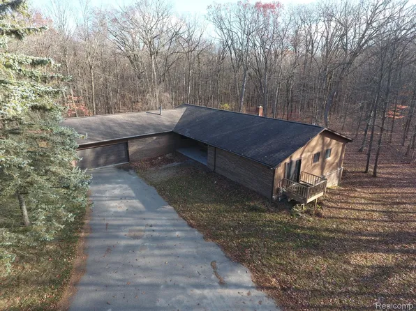 1275 W Oakwood Rd, Oxford, MI 48371