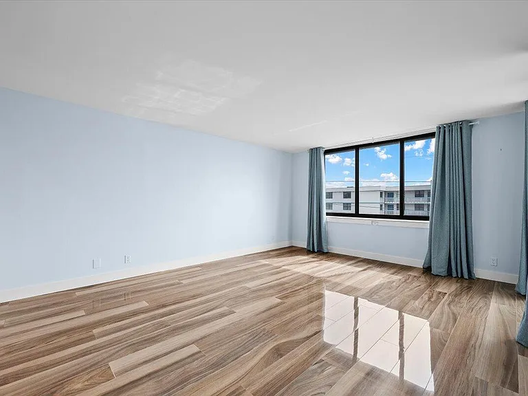 911 Ocean Dr #601 — Photo 18