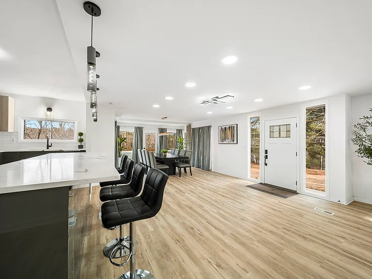 325 Russell Rd — Photo 10