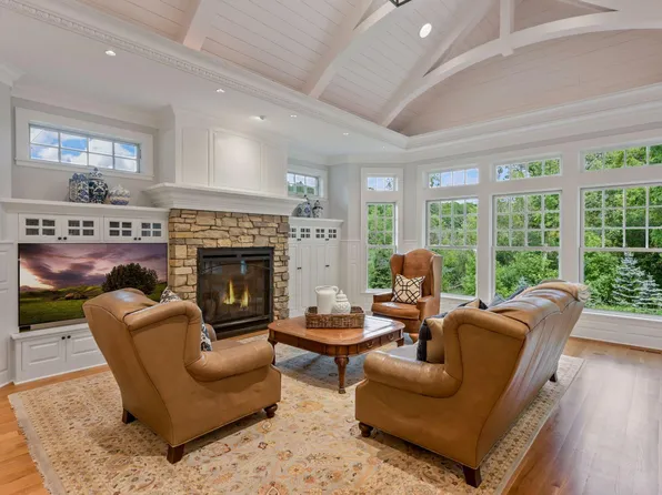 460 Long Lake Rd E, Wayzata, MN 55391