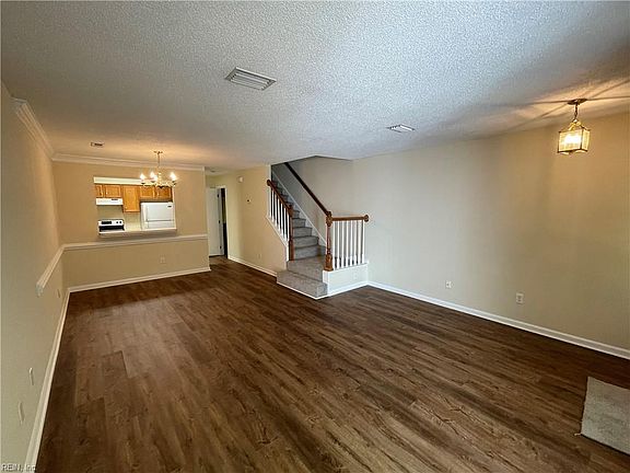 3rd image of 905 Settlement Dr
