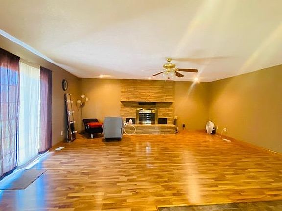 3rd image of 905 Safford Ave