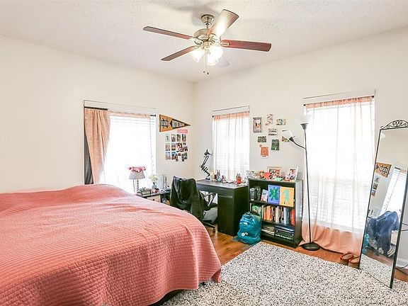 5th image of 915 W 22nd 1/2 St #301