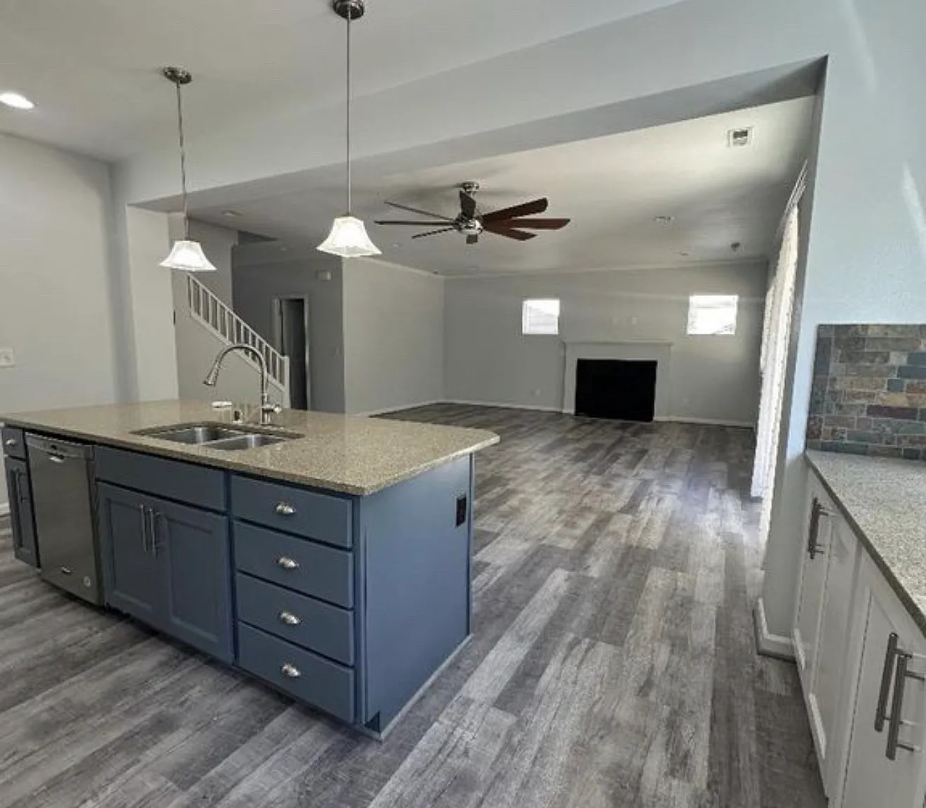 5 bed, 2710 sqft, $3,950 — Photo 2