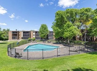 35 Nathan Ln N APT 121, Plymouth, MN 55441