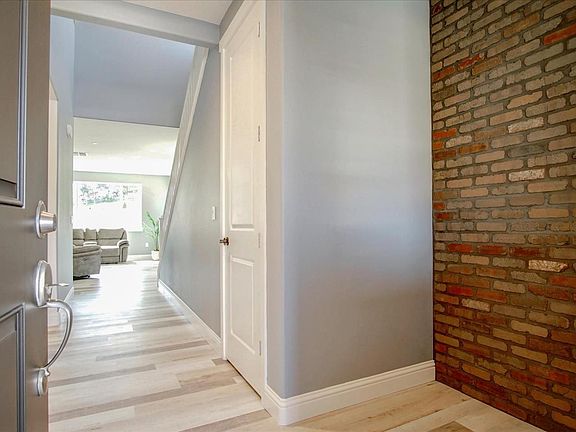 5th image of 425 Moss St