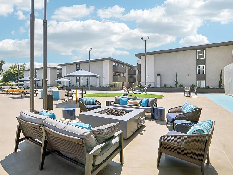 San Regis Apartments — Photo 14