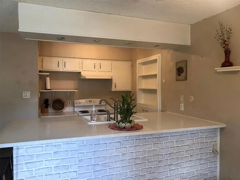 216 W G St — Photo 3