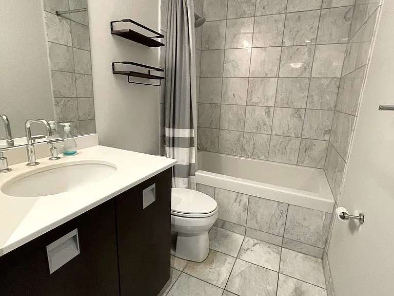 33 Charles St E #2101 — Photo 8