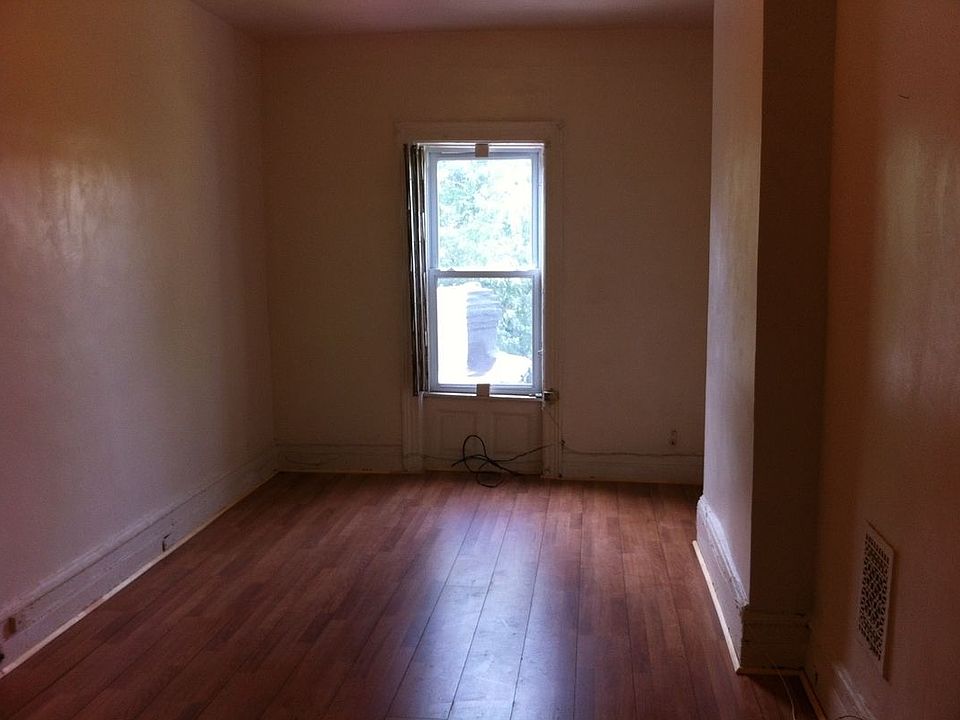 2nd image of 809 Lincoln Pl #2