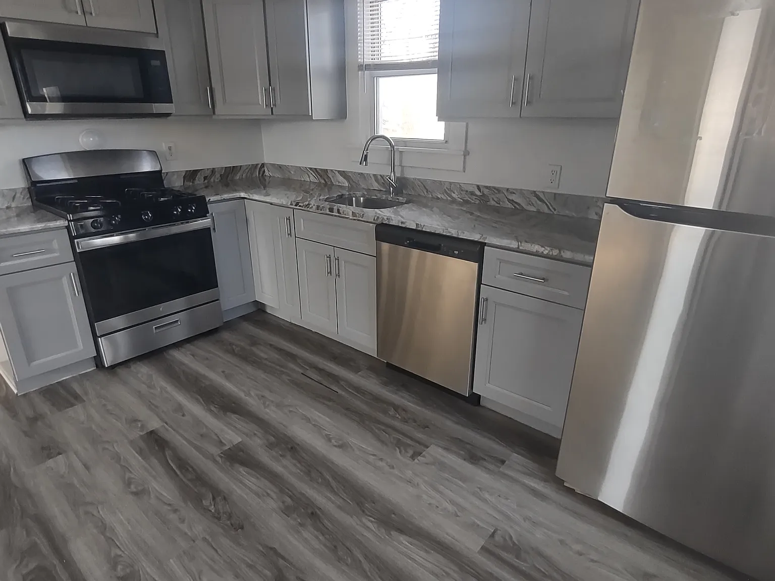 5 bed, 1400 sqft, $2,250 — Photo 3