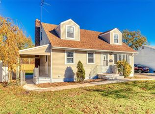 7 Salem Rd, Hicksville, NY 11801