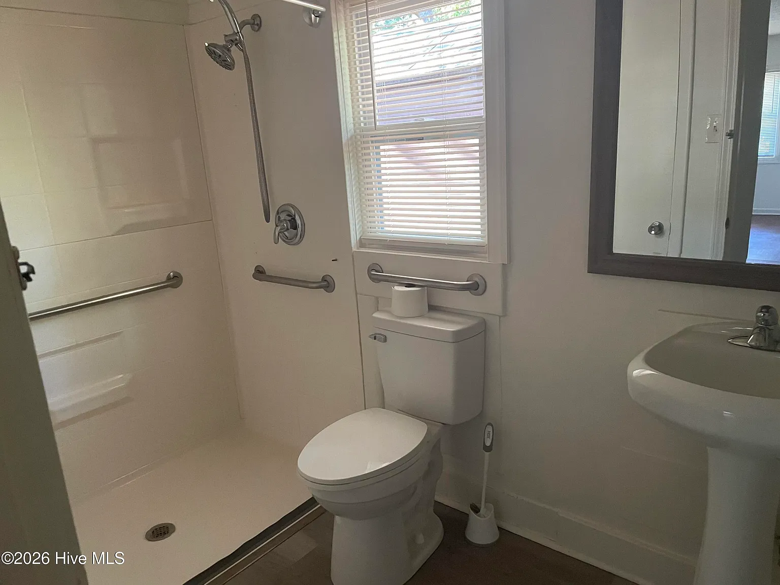 4 bed, 2.0 bath, 960 sqft, $1,570 — Photo 4