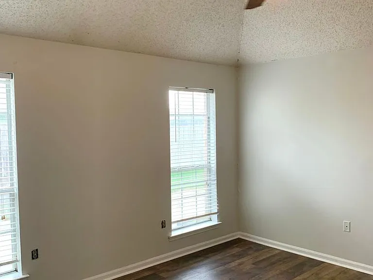 13676 Greenview Ave — Photo 3