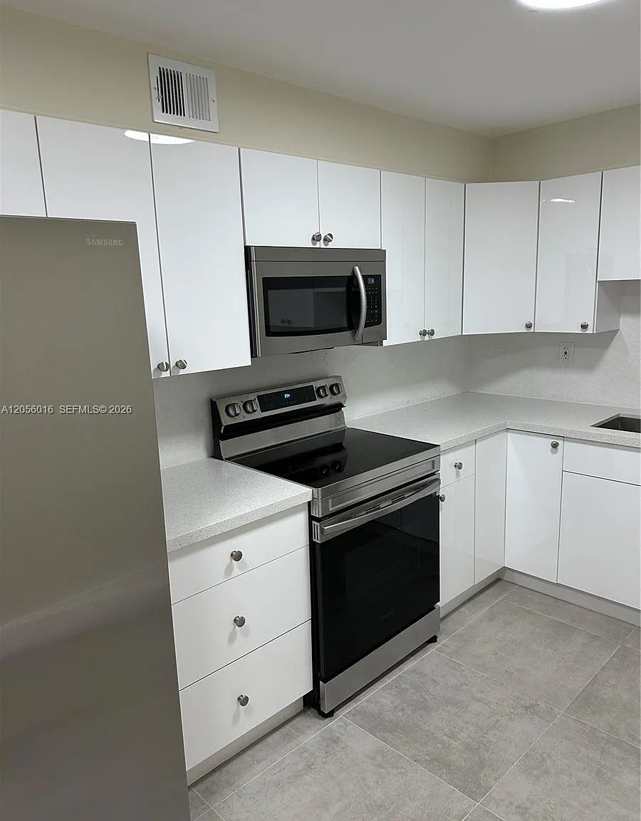 Samari Lake East Condo — Photo 1