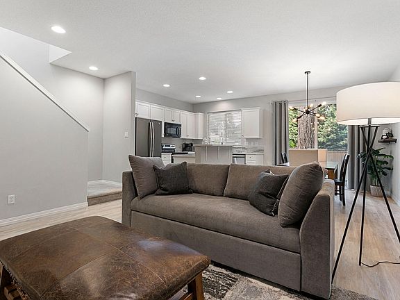 3rd image of 4565 SE Satinwood St