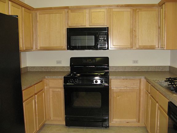 Kitchen w/ Maple Cabinets