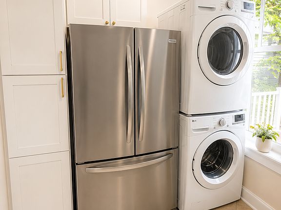 5th image of 259 Coming St APT A