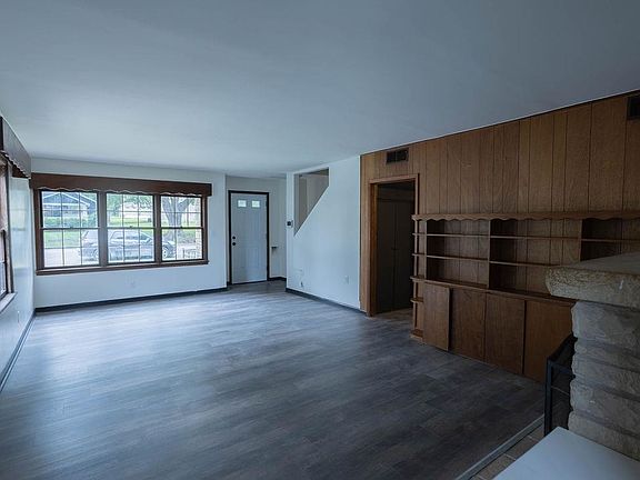 4th image of 415 College St