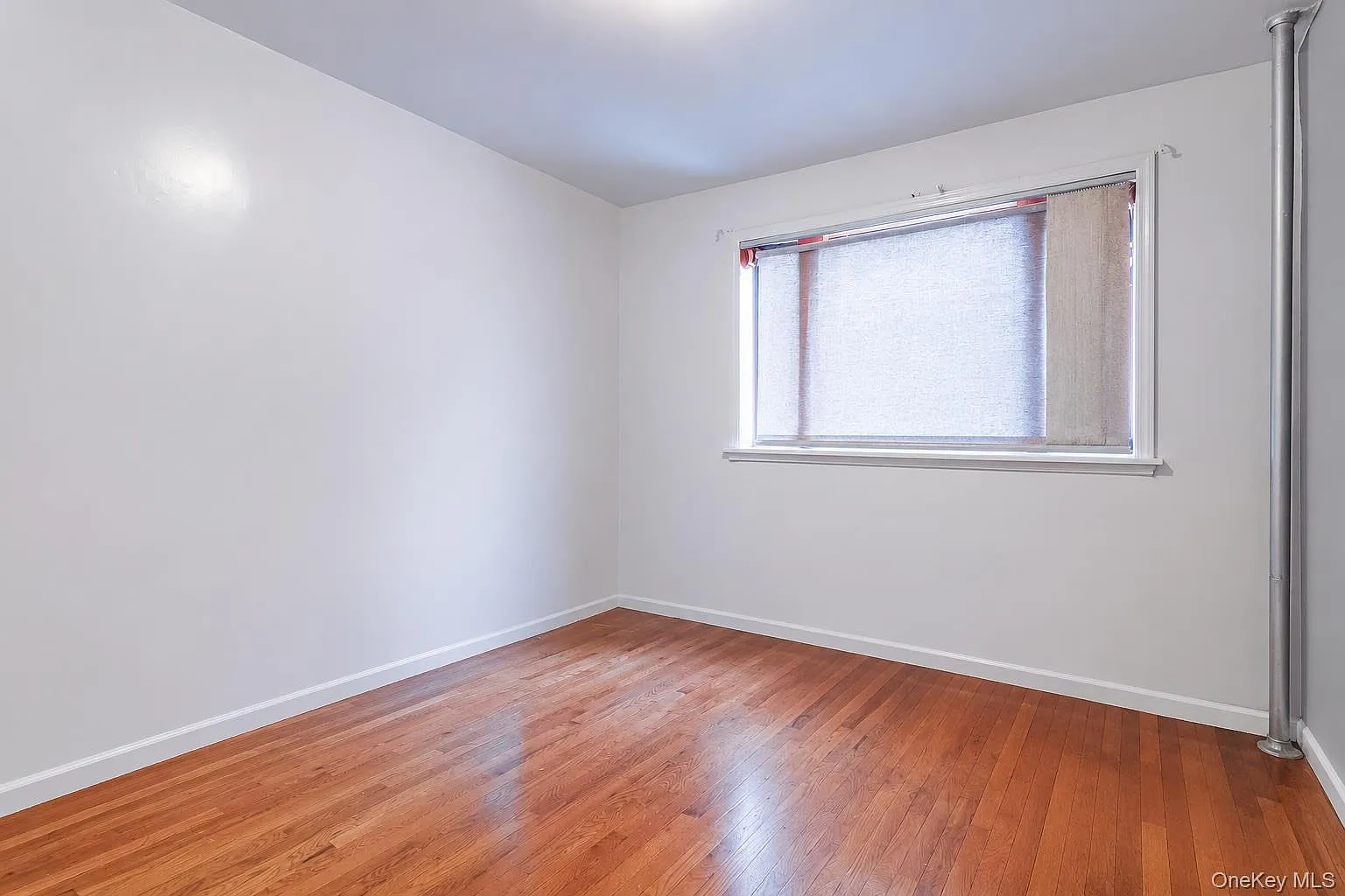 3 bed, 1.0 bath, 8800 sqft, $2,224 — Photo 2