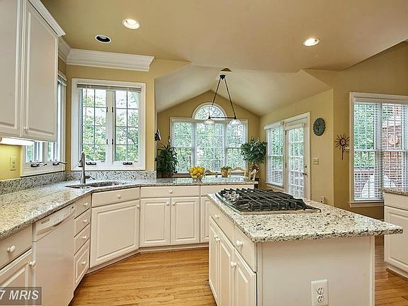 5th image of 3835 Barcroft Ln